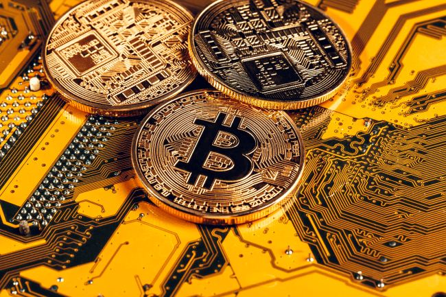Gylden bitcoin og computerchip