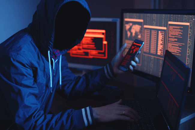 Nimetön hakkeri, jolla ei ole kasvoja, kirjoittaa koodia, yrittää varastaa pääsyjä